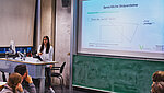 Auf dem Bild wird eine Dozentin gezeigt bei einer Fortbildung zum Sprachsensiblen Fachunterricht Mathematik