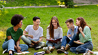 Studierendenlerngruppe im Freien