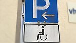 Parkplatzschild für Rollstuhlfahrer als Symbol für das Seminar Erwachsenwerden mit einer Körperbehinderung