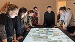Eine Gruppe Studierender steht um den digitalen Grafiktisch der Kunsthalle Mannheim.