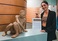 Valentina Ilijas mit ihrer Skulptur "Kraftakt"