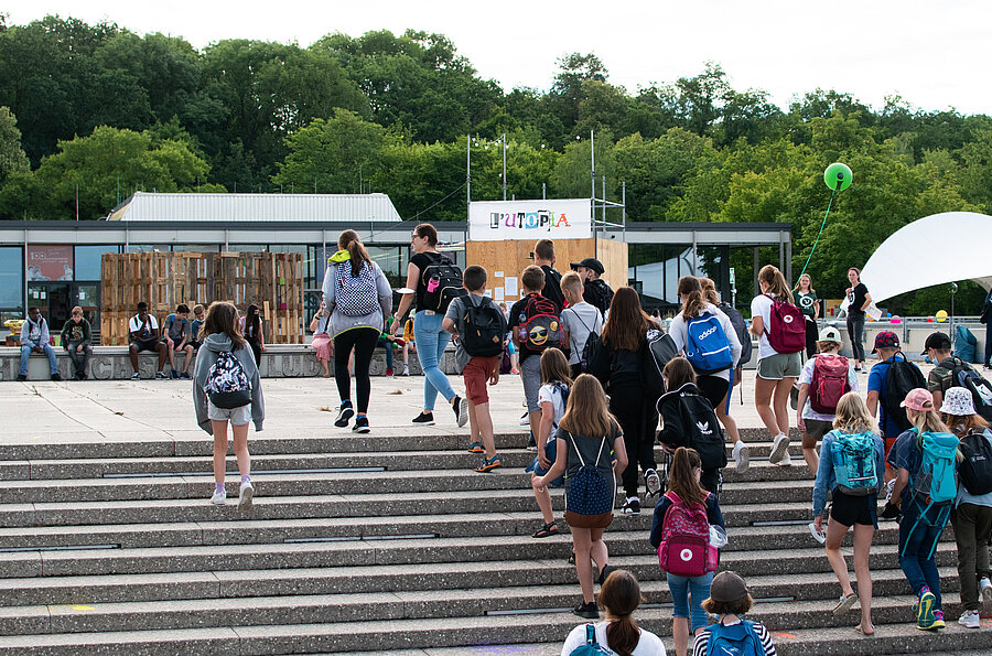 Kinder steigen die Treppe zum Campus der PH hoch.