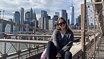 Antonia Bussemer sitzt vor der Skyline von Pittsburgh