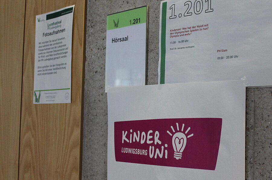 Schild mit dem Logo der Kinderuni Ludwigsburg