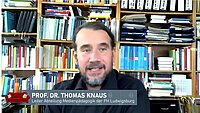 Prof. Dr. Thomas Knaus auf dem roten Sofa der GMK