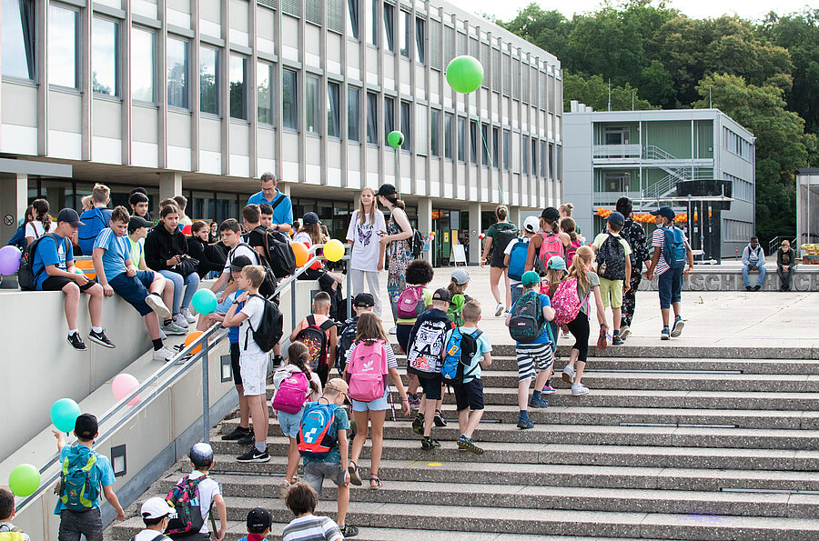 Kinder steigen die Treppe zum Campus der PH hoch.