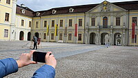 Schüller vollführt einen Actionbound im Schloss Ludwigsburg