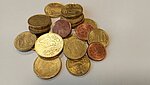 ein kleiner Euro- und Centmünzenhaufen