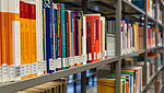 Bücherregal der Bibliothek PH