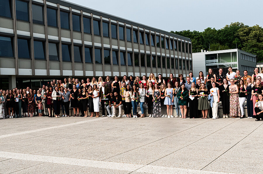 Alle Absolventen des Jahres 2023 auf dem Campus der PH Ludwigsburg