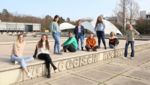 Studierende sitzend und stehend auf dem Brunnen der PH Ludwigsburg.