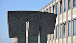 Der "Hammer" der PH Ludwigsburg vor dem Hintergrund des Gebäude 1