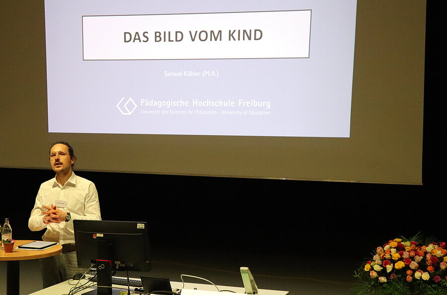 Samuel Kähler hält eine Rede