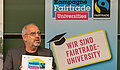 Rektor Prof. Dr. Keßler mit Fairtrade Schild