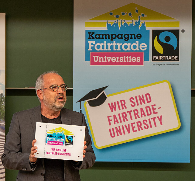 Rektor Prof. Dr. Keßler mit Fairtrade Schild