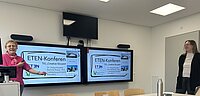 2 Referentinnen, die neben dem Whiteboard stehen.