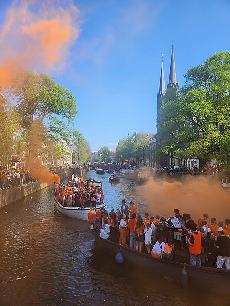 Jana-Sophie Schadt mit dem Bild "Kingsday, Boat" (Marnix, Niederlande)