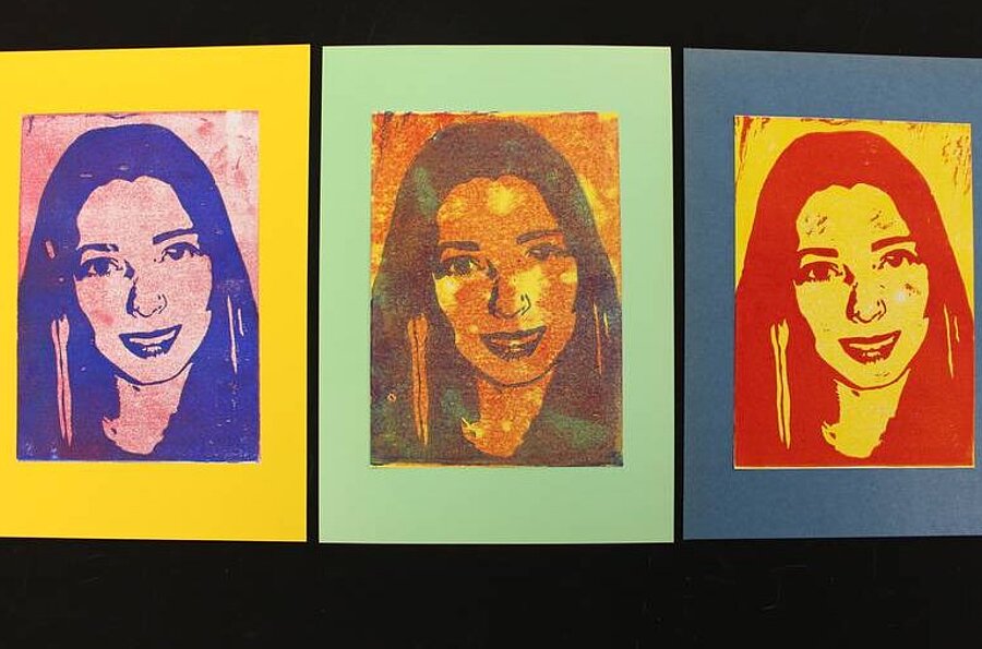 Linoldruck eines Frauenporträts in verschiedenen Farben. 