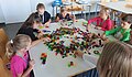 Gleiches Material in gro&szlig;en Mengen mit halbtransparenten Trapezsteinen
