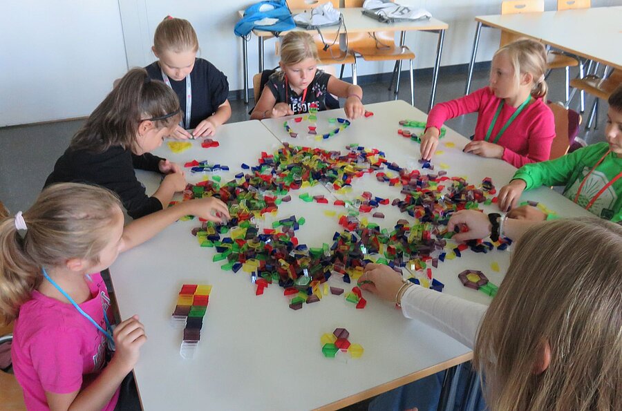 Gleiches Material in gro&szlig;en Mengen mit halbtransparenten Trapezsteinen