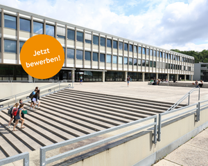 Campus der PH Ludwigsburg mit Blick auf die Freitreppe sowie die Gebäude 1 und 1A mit Button "Jetzt bewerben"