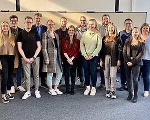 Das Team des Instituts für Ökonomische Bildung in einem Gruppenbild mit allen Teilnehmenden der ersten Institutsversammlung.