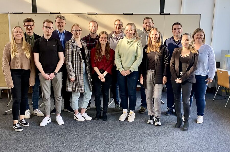 Das Team des Instituts für Ökonomische Bildung in einem Gruppenbild mit allen Teilnehmenden der ersten Institutsversammlung.