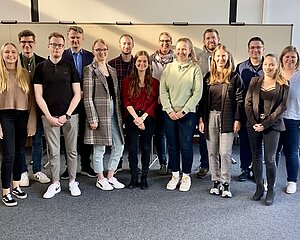 Das Team des Instituts für Ökonomische Bildung in einem Gruppenbild mit allen Teilnehmenden der ersten Institutsversammlung.