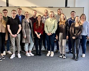 Das Team des Instituts für Ökonomische Bildung in einem Gruppenbild mit allen Teilnehmenden der ersten Institutsversammlung.