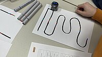 Robotor auf Papier mit Linien