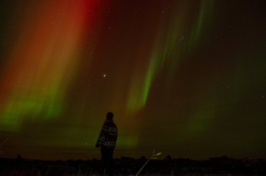 Pia Sauter mit dem Bild "Mensch unter rot-grünen Polarlichtern" (UiT, Norwegen)