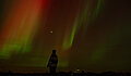 Pia Sauter mit dem Bild "Mensch unter rot-grünen Polarlichtern" (UiT, Norwegen)