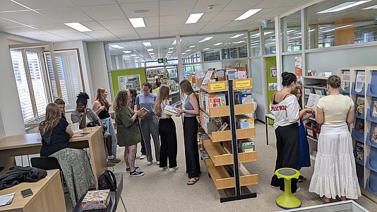 Studierende in der Stadtteilbibliothek-West im Rahmen eines Seminars.