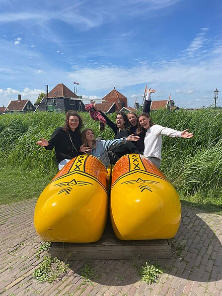 Jana-Sophie Schadt mit dem Bild "Klompen, International Group" (Marnix, Niederlande)
