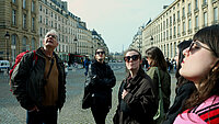 Prof. Clemens Kl&uuml;nemann mit Studierenden in Paris