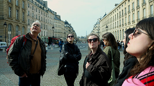 Prof. Clemens Kl&uuml;nemann mit Studierenden in Paris