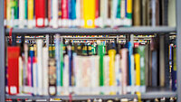 Blick durch die Bücherregale in der Bibliothek
