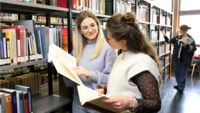 Master_Studierende in Bibliothek