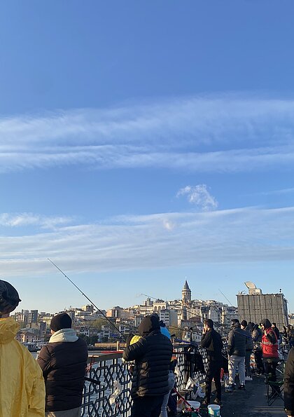 Lena Baun mit dem Bild "Angler am Goldenen Horn auf der Galata-Brücke" (Bogazici University, Türkei)