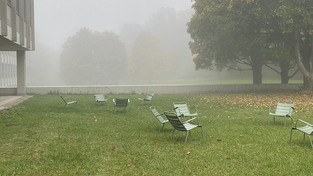 St&uuml;hle im Morgennebel auf der Gr&uuml;nfl&auml;che der PH Ludwigsburg