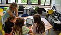 Um einen Tisch sitzende Schüler*innen arbeiten mi t einem Laptop im Rahmen eines Workshops beim Lernfestival der PH Ludwigsburg.