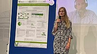 Zu sehen ist Jana Otto, wissenschaftliche Mitarbeiterin aus dem AGICA Team, wie sie auf der 19. Jahrestagung der Gesellschaft für Hochschulforschung ein Poster vorstellt. Das Poster thematisiert „Zukunftsfähige Hochschule durch mehr hochschulinternen Wissensaustausch“. 