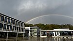 Gebäude 1, 1A und Mensa der PHL unter Regenbogen