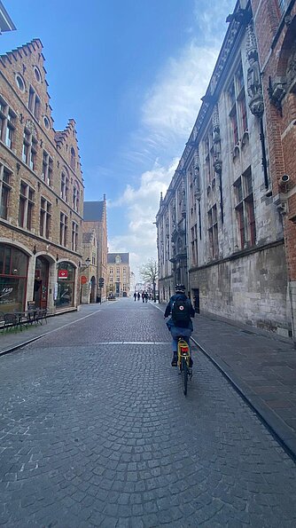 Alexandra Müller mit dem Bild "Fahrrad fahren mit dem gelben Studentenfahrrad in der Innenstadt von Brügge" (VIVES, Belgien)