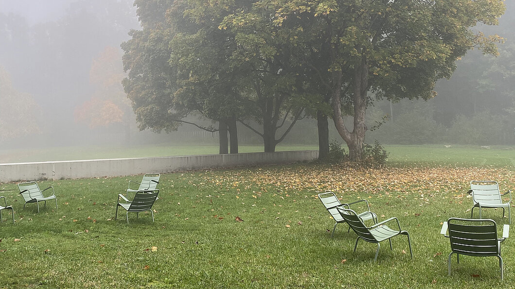 St&uuml;hle im Morgennebel auf der Gr&uuml;nfl&auml;che der PH Ludwigsburg