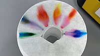 Aufgetrennte Farbstoffe auf einem Filterpapier