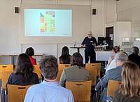 Zu sehen ist Prof. Glen Jones, wie er seinen Gastbeitrag bei der Internationalen Tagung vorträgt. 