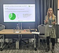 Zu sehen ist Jana Otto, wissenschaftliche Hilfskraft im AGICA Team, wie sie bei der Tagung der Society for Research in Higher Education in Nottingham die Ergebnisse aus dem AGICA Projekt diskutiert. 