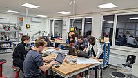 Blick in den Makerspace, Teilnehmende bei der Projektplanung