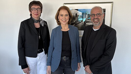 von links Prof. Dr. Karin Vach, Wissenschaftsministerin Petra Olschowski und Prof. Dr. J&ouml;rg-U. Ke&szlig;ler